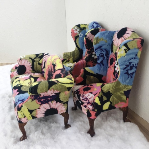 Kolorowa sofa do domku dla lalek w skali 1:6