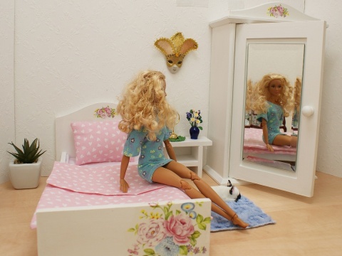 Łóżeczka białe duże i małe ozdobione kwiatkami WIOSENNE KWIATKI, KOLOROWY BUKIET, BUKIECIK TULIPANÓW, NIEBIESKIE KWIATY