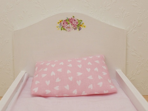 Łóżeczka białe duże i małe ozdobione kwiatkami WIOSENNE KWIATKI, KOLOROWY BUKIET, BUKIECIK TULIPANÓW, NIEBIESKIE KWIATY