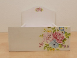 Łóżeczka białe duże i małe ozdobione kwiatkami WIOSENNE KWIATKI, KOLOROWY BUKIET, BUKIECIK TULIPANÓW, NIEBIESKIE KWIATY