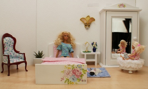 Łóżeczka białe duże i małe ozdobione kwiatkami WIOSENNE KWIATKI, KOLOROWY BUKIET, BUKIECIK TULIPANÓW, NIEBIESKIE KWIATY