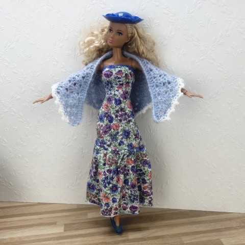 Kwiecista Sukienka – suknia, kapelusz, chusta i buciki dla lalki Barbie (4 elementy)