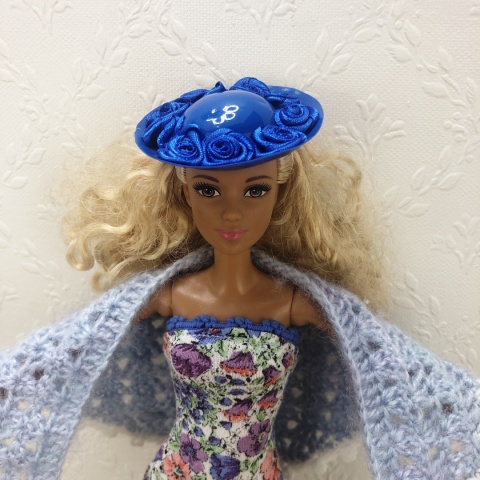 Kwiecista Sukienka – suknia, kapelusz, chusta i buciki dla lalki Barbie (4 elementy)