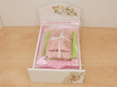 pojedyncze łóżko dla lalek Magiczne Różyczki z kompletem pościeli przygotowane do spakowania