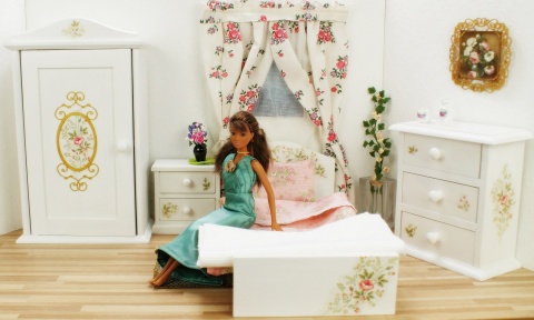 Łóżeczka dla lalek ozdobione różyczkami - Magiczne Różyczki, Dzika Róża, Różany Ogród