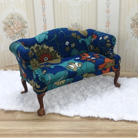 Miniaturowa sofa do domku dla lalek w skali 1:6 - kolorowe kwiaty