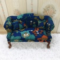 Miniaturowa sofa do domku dla lalek w skali 1:6 - kolorowe kwiaty
