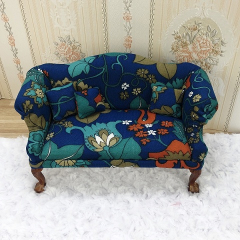 Miniaturowa sofa do domku dla lalek w skali 1:6 - kolorowe kwiaty