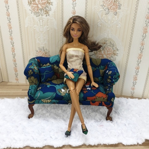 Miniaturowa sofa do domku dla lalek w skali 1:6 - kolorowe kwiaty