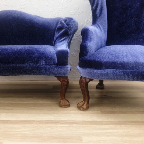 Zbliżenie na chabrową aksamitną tkaninę na miniaturowej sofie