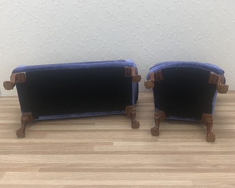 widok na wykończenie dołu sofy i fotelika