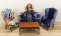 Miniaturowy fotelik i sofa obok lalki Barbie dla pokazania skali (1:6)