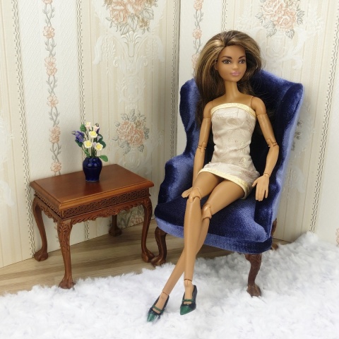 niebieski fotelik i stoliczek przyścienny w domku dla lalek w skali 1:6