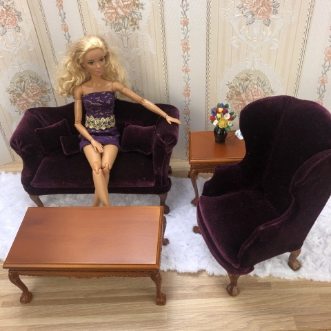 śliwkowe mebelki z brązowymi stoliczkami