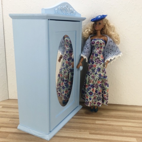 Srebrne Różyczki - drewniana szafa dla lalek