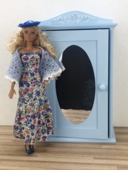 Srebrne Różyczki - drewniana szafa dla lalek