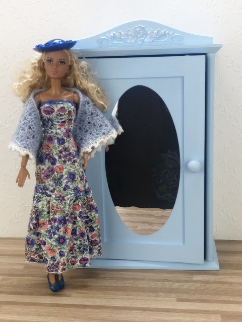 Srebrne Różyczki - drewniana szafa dla lalek