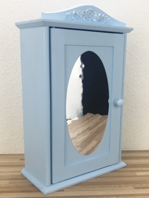 Srebrne Różyczki - drewniana szafa dla lalek