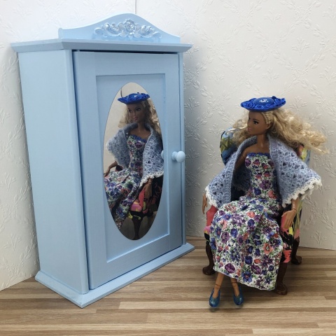 Srebrne Różyczki - drewniana szafa dla lalek