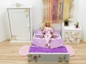 Drewniane mebelki dla lalek w stylu shabby chic – zestaw sypialniany z łóżkiem, szafką i szafą ozdobioną kwiatami.