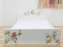 Podwójne łóżko z miękkim materacem – klasyczna biel i subtelne kwiaty, idealne do domku dla lalek.
