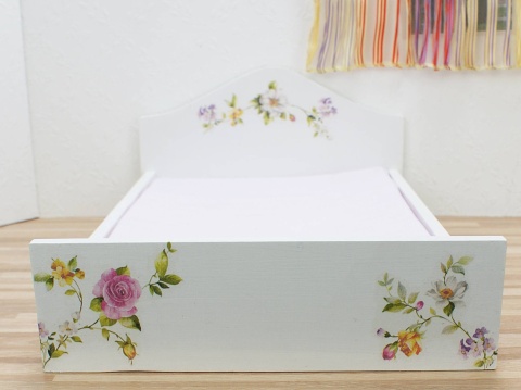 Podwójne łóżko z miękkim materacem – klasyczna biel i subtelne kwiaty, idealne do domku dla lalek.