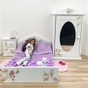 Drewniane mebelki dla lalek w stylu shabby chic – zestaw sypialniany z łóżkiem, szafką nocną i szafą ozdobioną kwiatami.