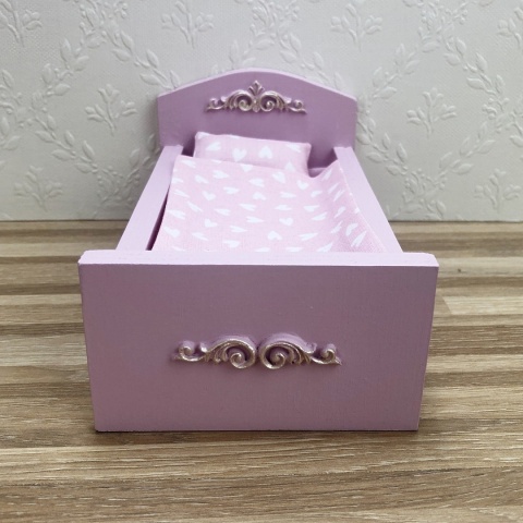 Zaczarowany Pokój Księżniczki - wybierz łóżeczko do sypialni ze złotym ornamentem