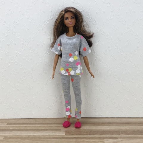 Zestaw Piżamowy z Szlafrokiem i Kapciami dla Lalki Barbie – 4 Elementy