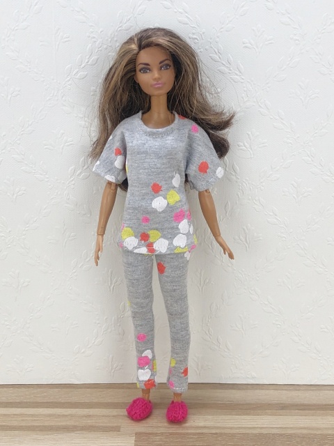 Zestaw Piżamowy z Szlafrokiem i Kapciami dla Lalki Barbie – 4 Elementy