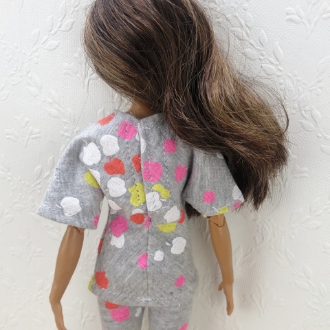 Zestaw Piżamowy z Szlafrokiem i Kapciami dla Lalki Barbie – 4 Elementy