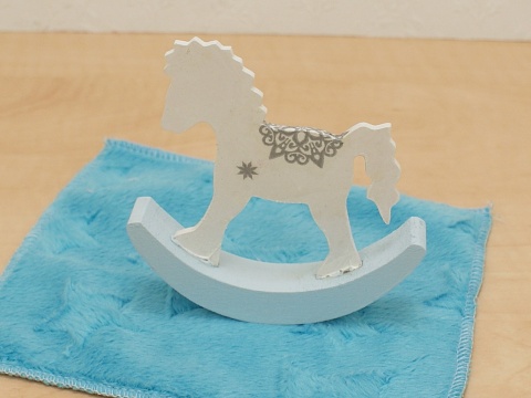 Polarny konik na biegunach dla małej laleczki