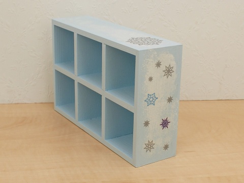 Drewniany regał do domku dla lalek – idealny do przechowywania dodatków – Zimowa Kraina