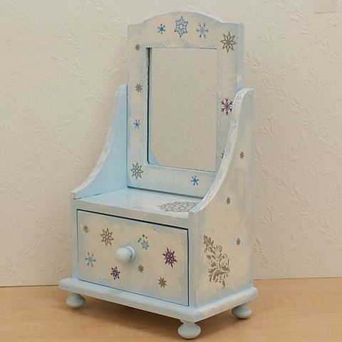 Ręcznie malowana i ozdabiana toaletka z lustrem dla lalek – biało-niebieska, zimowa kolekcja