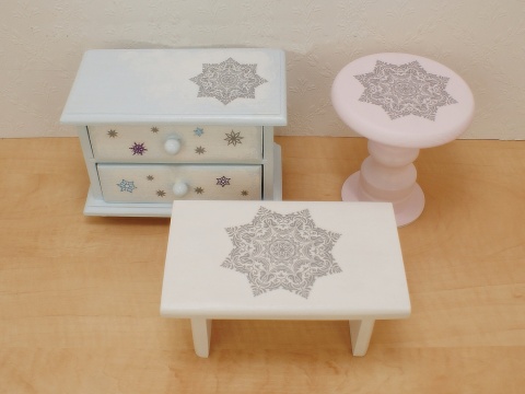 Komódka i stoliczki ze srebrnymi serwetkami z Zimowej Krainy