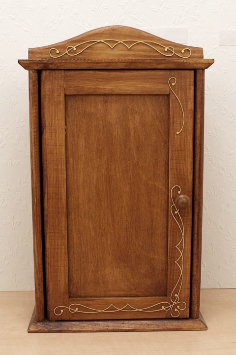 Złoty Domek - drewniane szafy ze złotymi ornamentami