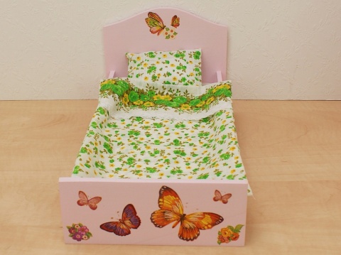 pojedyncze łóżko w kolorze różowym dla lalki - Kolorowe Motylki