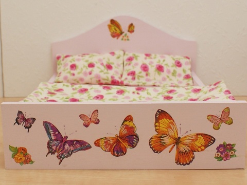 podwójne łóżko dla lalek barbie z mnóstwem kolorowych motyli i kompletem pościeli