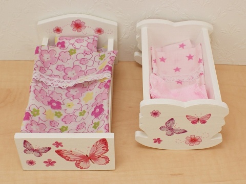 Łóżeczka dla lalek ozdobione motylkami i tęczą - umebluj sypialnię w domku dla lalek