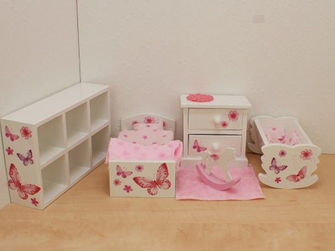 Łóżeczka dla lalek ozdobione motylkami i tęczą - umebluj sypialnię w domku dla lalek