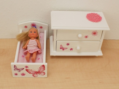 Łóżeczka dla lalek ozdobione motylkami i tęczą - umebluj sypialnię w domku dla lalek