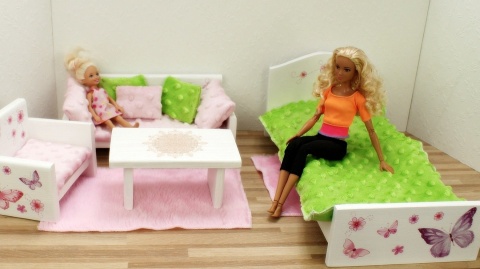 Łóżeczka dla lalek ozdobione motylkami i tęczą - umebluj sypialnię w domku dla lalek