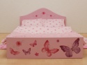Łóżeczka dla lalek ozdobione motylkami i tęczą - umebluj sypialnię w domku dla lalek