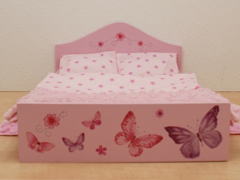 Łóżeczka dla lalek ozdobione motylkami i tęczą - umebluj sypialnię w domku dla lalek