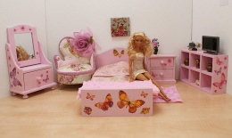 Łóżeczka dla lalek ozdobione motylkami i tęczą - umebluj sypialnię w domku dla lalek