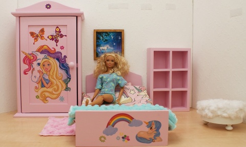 Łóżeczka dla lalek ozdobione motylkami i tęczą - umebluj sypialnię w domku dla lalek