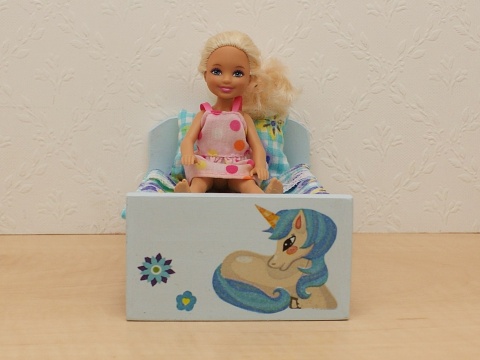 Łóżeczka dla lalek ozdobione motylkami i tęczą - umebluj sypialnię w domku dla lalek