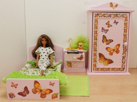 Łóżeczka dla lalek ozdobione motylkami i tęczą - umebluj sypialnię w domku dla lalek