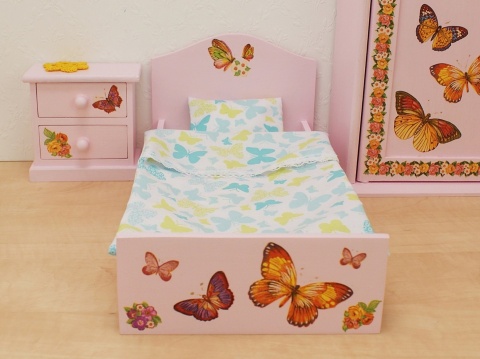 Łóżeczka dla lalek ozdobione motylkami i tęczą - umebluj sypialnię w domku dla lalek