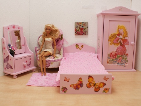 Łóżeczka dla lalek ozdobione motylkami i tęczą - umebluj sypialnię w domku dla lalek
